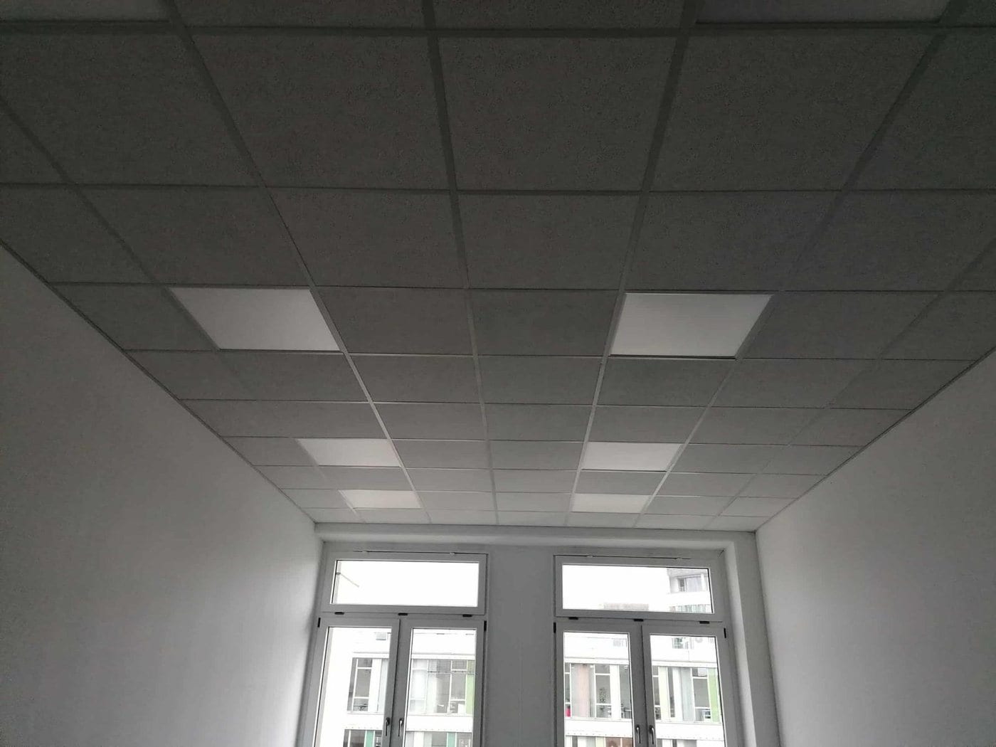 Büroräume mit abgehängter Decke und großen Fenstern